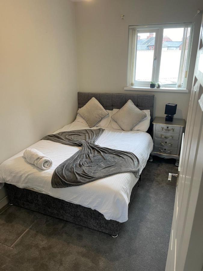 Fantastic Full 3 Bedroom Modern Apartment 贝尔法斯特 外观 照片